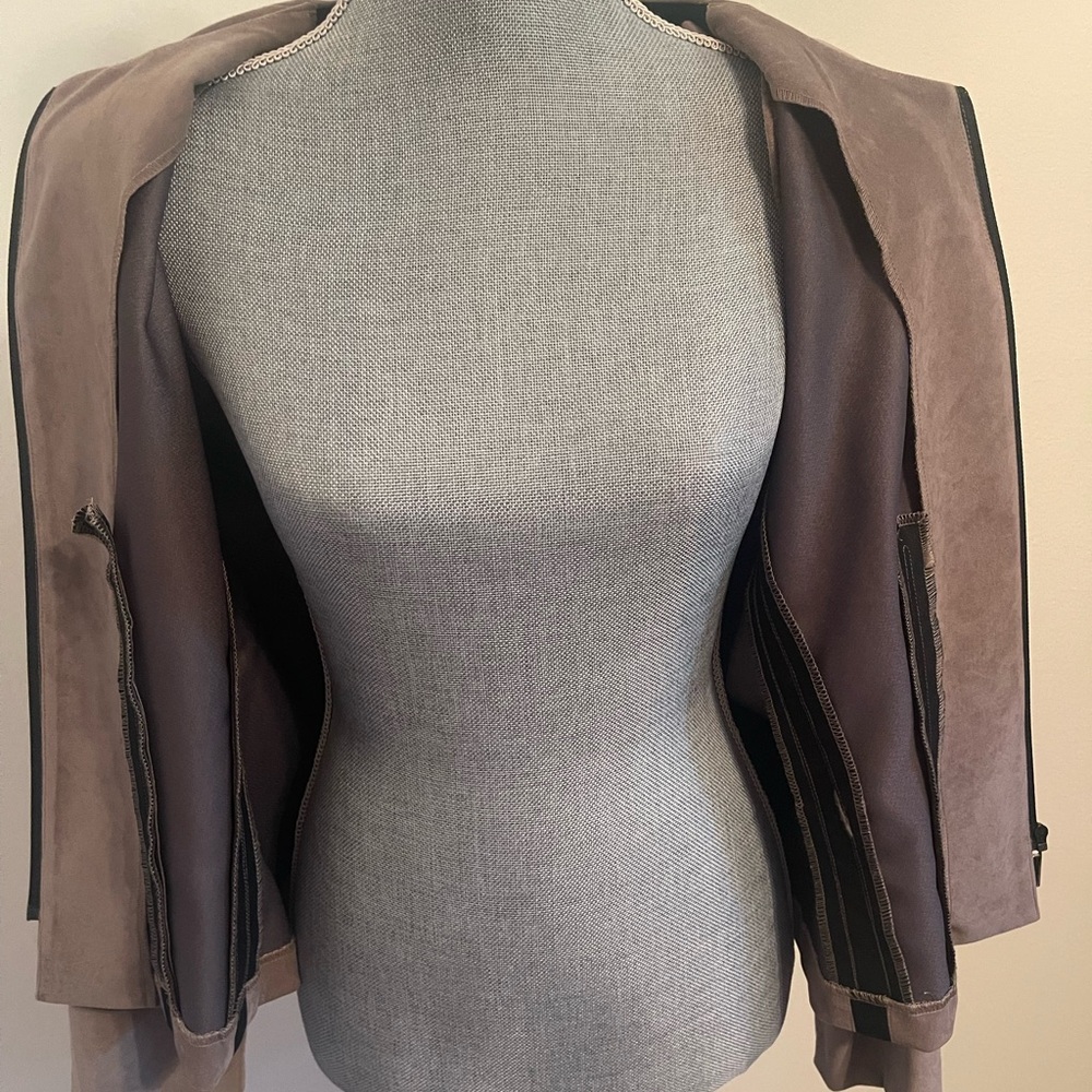 Positive Attitude Women's Taupe Suede Collarless Jacket. Size 14 - Picture 12 of 15